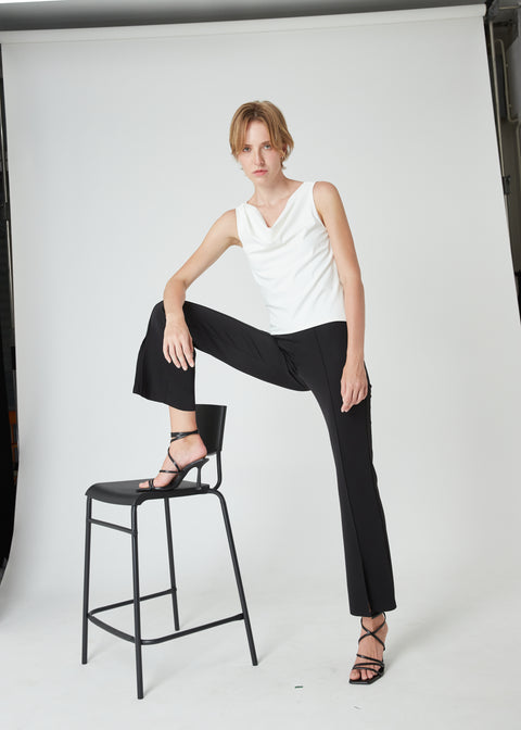 Soft drapes that say: I’m comfortable, yet in command.